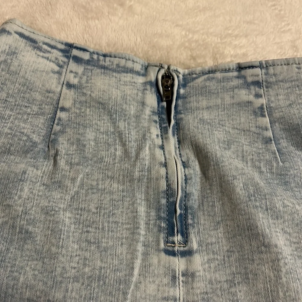 Wild Fable - Light Wash Denim Mini Skirt w/ Embroidered Daisies - Size: 00 - Picture 4 of 5